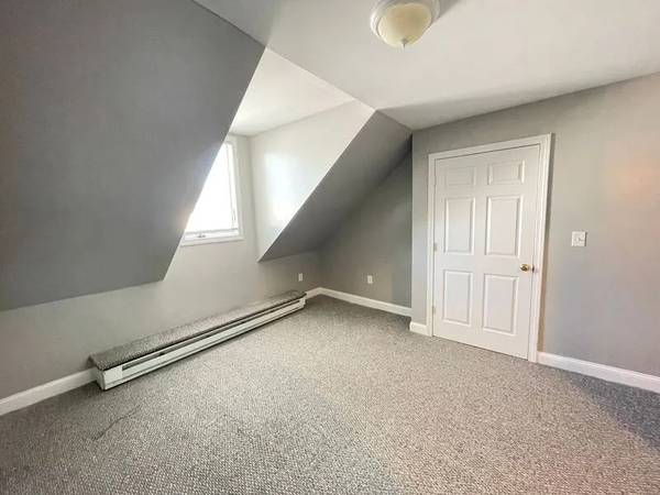 $1,300 / 2br - 2-bedroom, 1-bathroom apartment nestled in the heart of Derry (Derry)63656196104323122