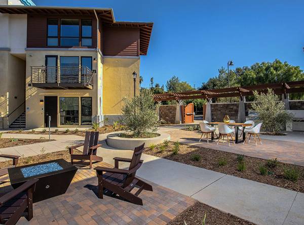 $2,925 / 2br - 1ST MONTH w $1000 OFF + Spacious 2 Bedroom+ Floor-To-Ceiling Windows (Vista Village)63933118827139122