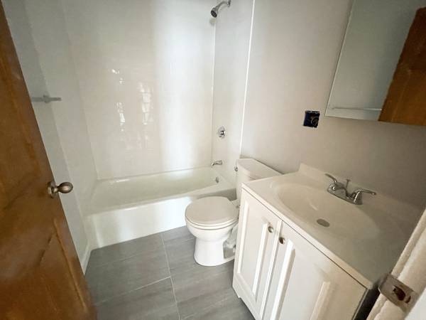 $5,250 / 4br - Amplio 4 habitaciones 1 baño en North St SIN COMISIÓN 9/1 (North End)63690775328385123