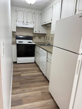 $2,250 / 1br - ~ HEAT/HW/PRKG ~*~ NO BROKER FEE ~ (NEWTON)63828558036483124