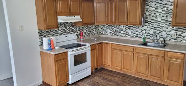 $975 / 2br - 2 Bedroom upstairs apartment (Champlain)63942716197891120