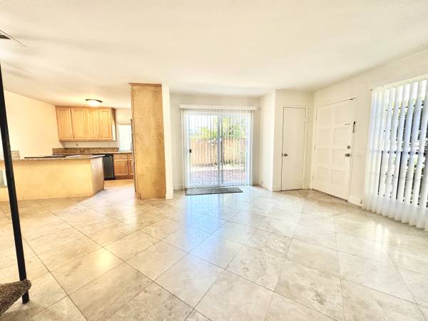 $3,495 / 3br - 1113ft2 - Corner Unit Townhome In UTC Area -Community Pool (4331 Caminito del Zafiro, UTC Area)64037044772866123