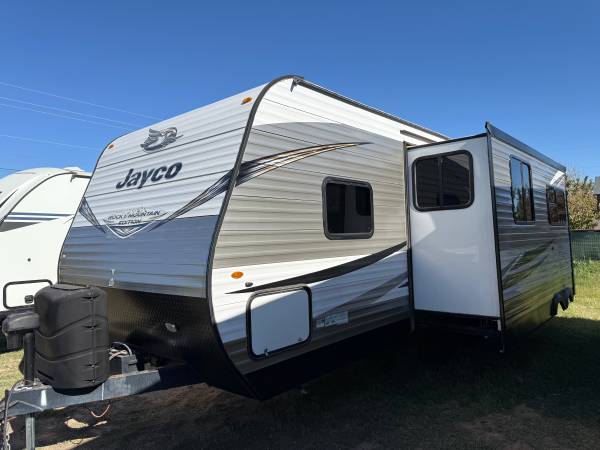 2021 Jayco Jay flight w/ Power slide out. And outside Kitchen. $9900 1