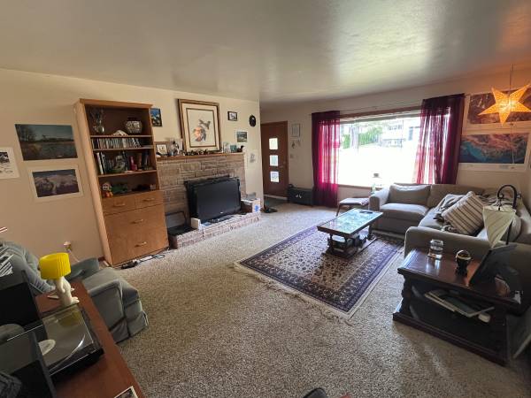 $785 / 3br - Seeking early 20's queer roommate!63509650157185121