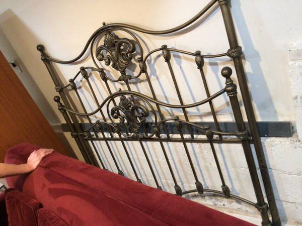 Metal bed frame, Queen size 1