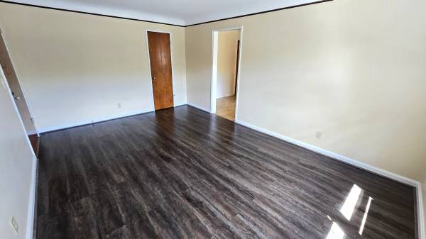 $930 / 1br - 600ft2 - **PERFECT** Hardwood Floors, New Windows, NON-SMOKING,Garage Avail (Cincinnati)63172843988739121