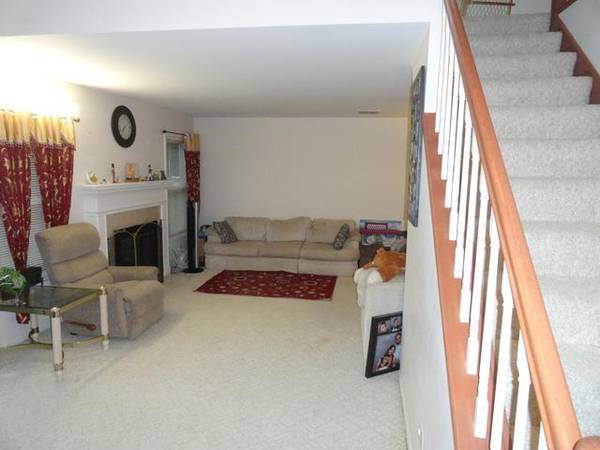 $1,100 / 2br - 1450ft2 - Good way out everytime (Arlington Heights)63918414174722122