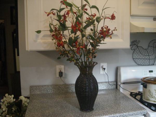 wicker & metal Vase with flowers 1