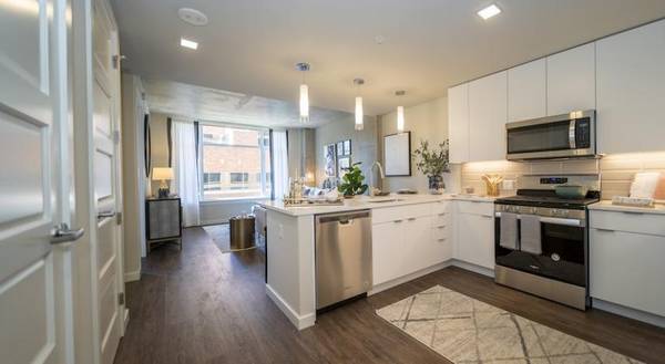 $1,575 / 1br - 616ft2 - ¡Déjese mimar con lujo: vistas de ático, sala club y ofertas exclusivas! (Downtown Portland)63831607719425122