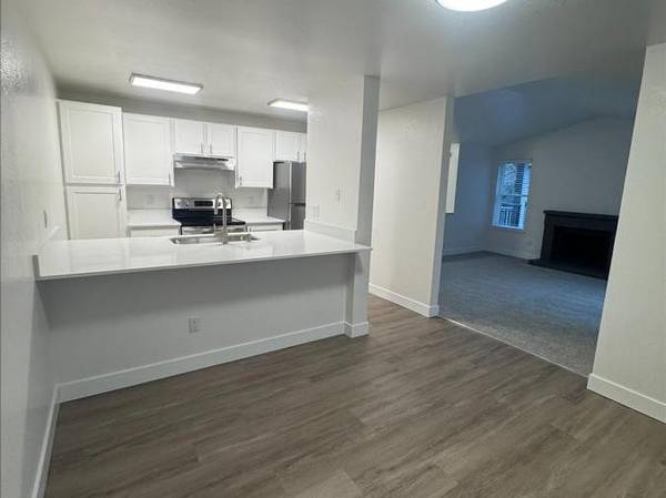 $2,112 / 2br - 922ft2 - Upgrades Throughout, Quartz Counter Tops, Dog Wash, Vaulted Ceilings63799908745475120