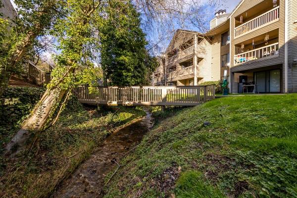 $1,895 / 2br - 950ft2 - Internet Ready, Public Transportation, 2/BD (2222 S 234th St, Des Moines, WA)63811610394241122