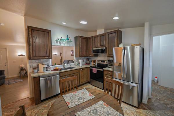 $172,000 / 3br - 1092ft2 - All there is to do is sit back and enjoy the updates! (Yuma)64214141978498124