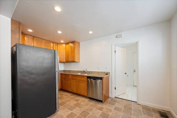 $1,150 / 2br - 598ft2 - Rare Find! Two-Story 2 Bed/2 Bath || North Berkeley w/Garage+ Laundry (berkeley north / hills)63413865954179124
