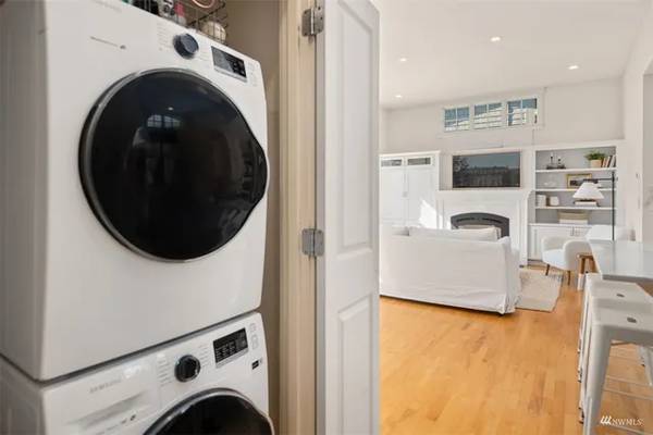 $2,030 / 1br - Live in or rent this beautiful cottage while you wait for permits (Kirkland, WA)63814711893891121