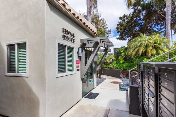$2,445 Move In Ready Beachside Studio for Rent electricity included with rent (Solana Beach)63866051608067121