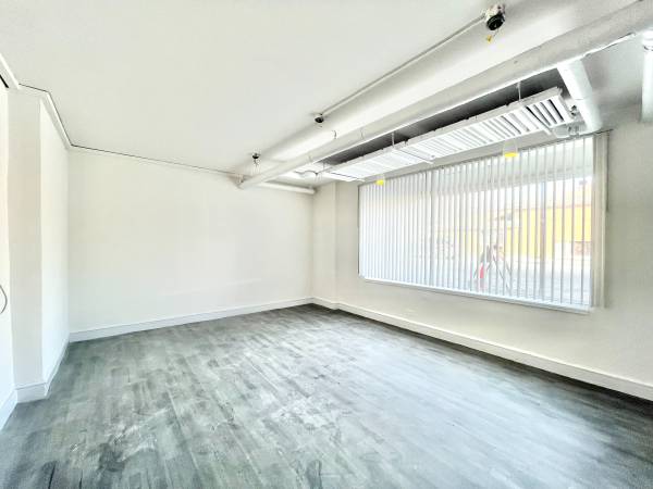 $850 / 600ft2 - BRIGHT and UPDATED Office/Retail for Lease! (West Rogers Park)63898859880323120