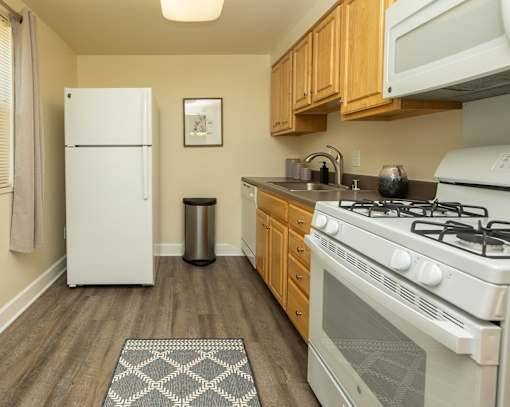$1,698 / 2br - 950ft2 - Package Receiving, Pet Friendly, Large Closets (24 Colony Hill Ct, Baltimore, MD)63974187742723123