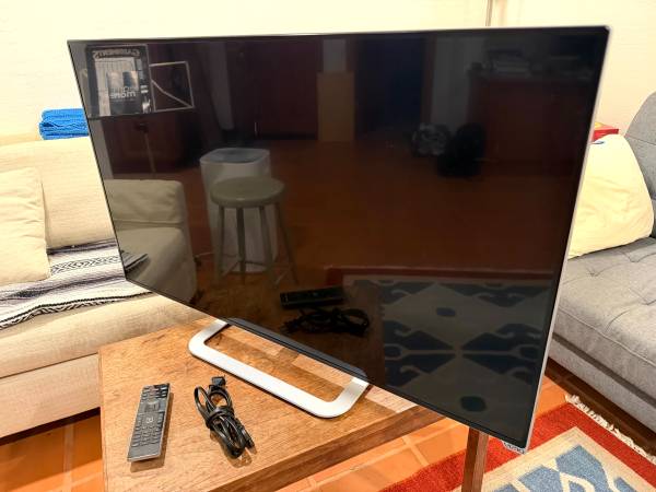 Vizio 42" LED HD Internet TV 1