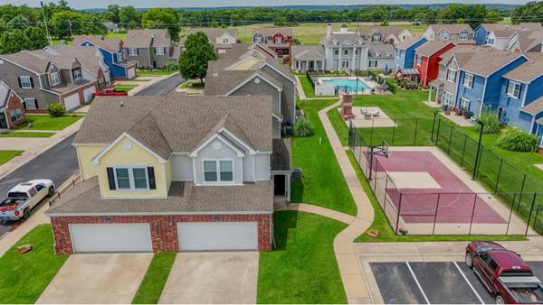 $1500.00 / 2br - 1065ft2 - Beautiful gated rental with pool, basketball court & great location –63981980796546121