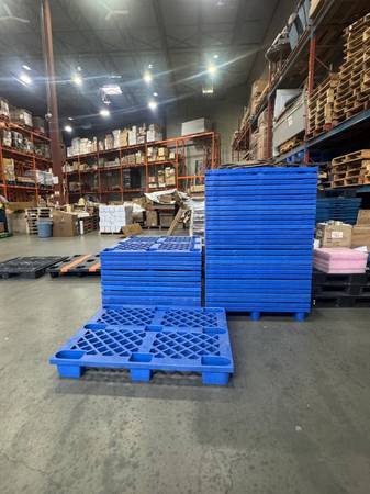 C2853 48_x40_ Stackable Plastic Pallet $4_pc 1