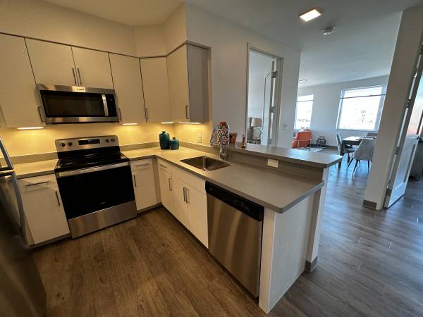 $2,250 / 2br - 914ft2 - Enjoy large windows, Free Hot Water, Free Wi-Fi and Free Parking too! (409 Elm St, Manchester, NH)63931519652483124