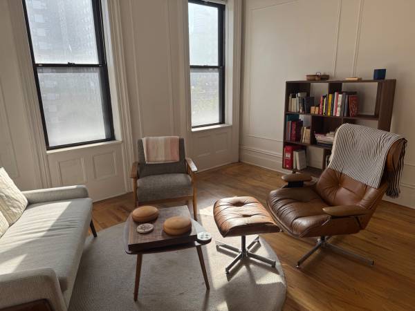 $2,985 / 2br - 1000ft2 - $2,985 Sunny 2BR UWS 5 min to 1/B/C RENT-STABILIZED, LEASE TAKEOVER (Upper West Side)63854481989121121