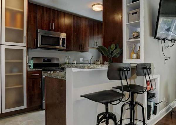 $2,000 / 1br - 608ft2 - Bright, sunny one-bedroom in Glover Park (Glover Park)64039861496193122