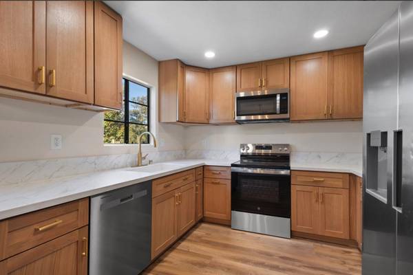 $2,950 / 2br - 1125ft2 - Remodeled 2BR Condo with Garage, Backyard & Pool Hilltop neighborhood (Chula Vista)64037042587137121