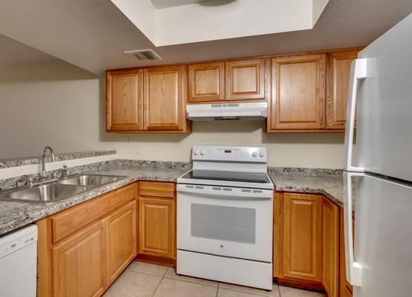 $1,295 / 2br - ¡MES GRATIS! 2 Habitaciones en Papago. Encuentra tu 2x2 Seguro y Actualizado, Tons de Espacio (Phoenix)63623945492867123