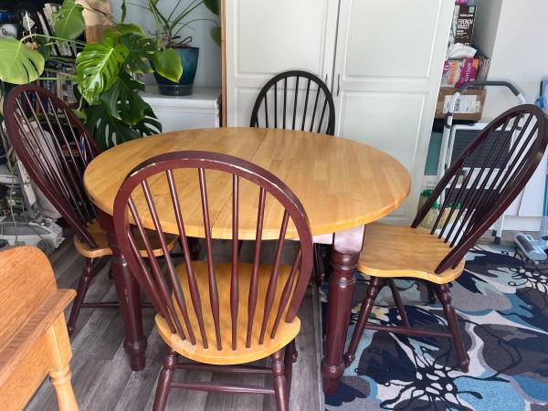 Kitchen table & 4 chairs 1