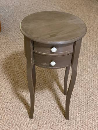 antique round accent table 1