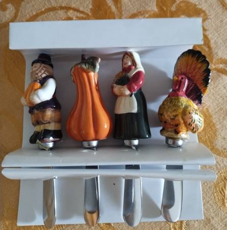 Cute butter knives( set of 4). 1