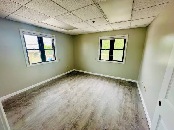 $850 / 500ft2 - Commercial & Office Space Available (Derry)63931786725891122