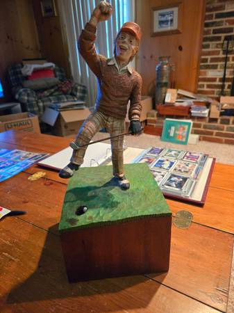 Celebrating golfer statue 1
