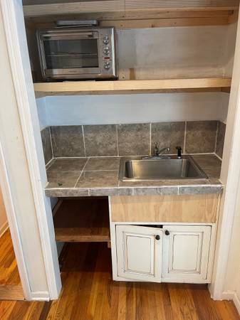 $300 2 rooms and bath (Hampton)63624578998275124