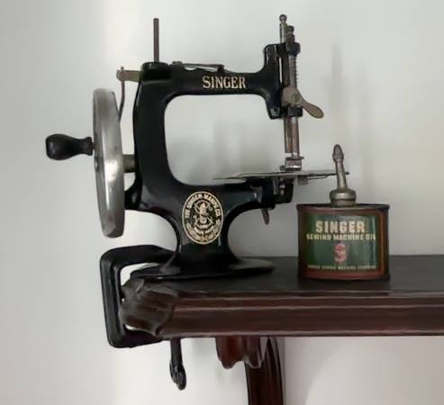 Singer Sewing Machine "Sewhandy" Model 20 1