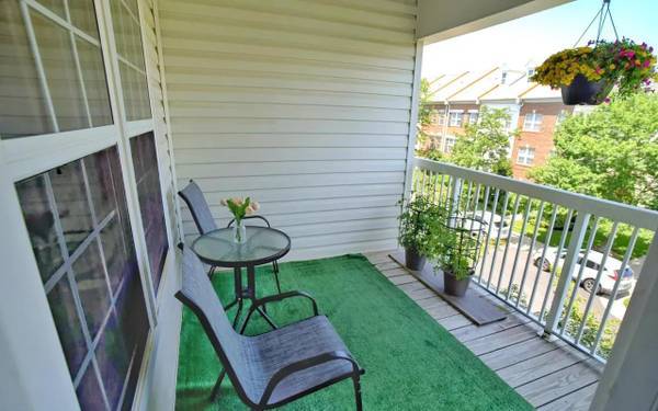 $1,000 / 1br - 897ft2 - Welcome to a Top-Floor condo in Brambleton! (Brambleton, VA)64040192162818122