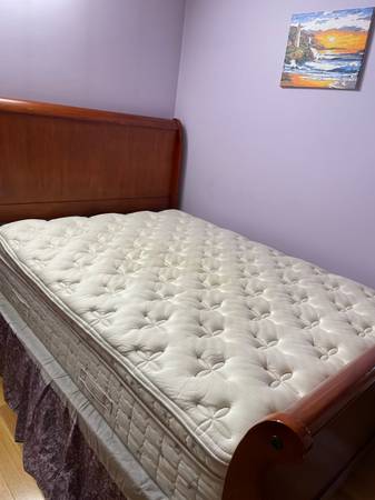 Queen Bedroom Set – Solid Wood Oak Finish – Very Good Condition! 1