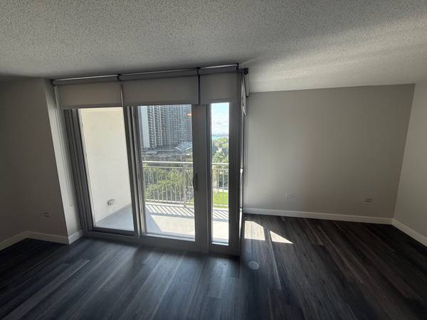 $1,900 Amazing studio w washer/dryer in unit, private balcony, &rooftop pool (Lakeshore East)64041647099521121