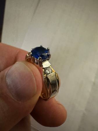 Gold ladies ring size 8 - $375 (Elk river)63471285580545121