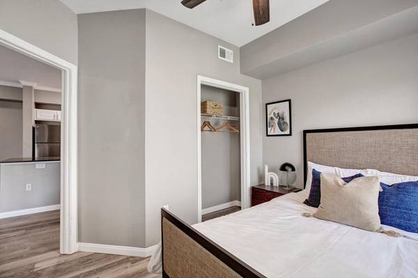 $2,260 / 2br - 932ft2 - Free Weights, Ceiling Fan, Full Sized Washer and Dryer (Pocket-Greenhaven Sacramento)64044194496515121