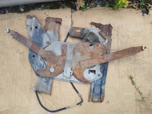 Ford Bronco Tailgate Motor and Regulators 1