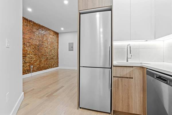 $3,750 / 3br - GORGEOUS 3BD/3BR available in Ridgewood off of Fresh Pond (Ridgewood)63995824603394121