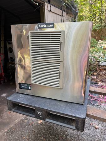 Scotsman 1000 lb. Cuber ice machine 1