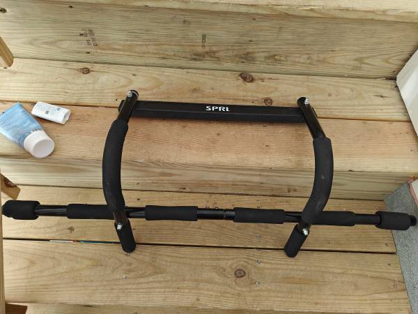 pull up bar - doorway 1