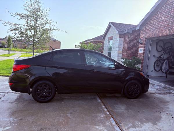 En venta: Hyundai Accent 2013 - ¡Confiable y eficiente en combustible! - $3,995 (Dickinson)63622408960003122
