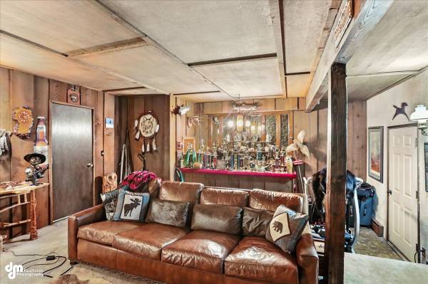 $285,000 / 2br - 1910ft2 - FLIPPING OPPORTUNITY! (2059 Stonegate Circle) (Anchorage)63991792754435123