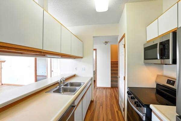 $1,700 / 3br - 1362ft2 - Spacious 3BR Townhome – ALL NEW FLOORING!  AVAIL NOW! (420 5th St #15, Coralville, IA)63897404973699121