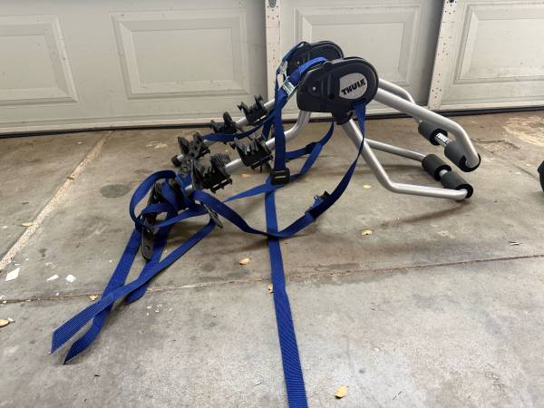 Barely used Thule 3 bike trunk rack 1