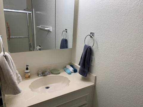$1,400 / 1br - 1 Bedroom-1 Bath-Pool-Jacuzzi-Tennis - FURNISHED (Palm Springs)63686264899843123
